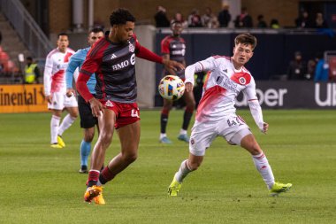 Toronto, ON, Kanada - 20 Nisan 2024: Toronto FC # 47 orta saha oyuncusu Toronto FC (Kanada) ile New England Revolution (ABD) arasında oynanan MLS Normal Sezonu maçı sırasında topla top sürüyor