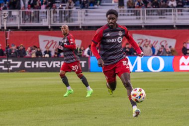 Toronto, ON, Kanada - 20 Nisan 2024: Nickseon Gomis # 15 Toronto FC defans oyuncusu Toronto FC (Kanada) ile New England Revolution (ABD) arasında oynanan MLS Normal Sezonu maçı sırasında topla hareket ediyor