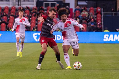 Toronto, ON, Kanada - 20 Nisan 2024: New England Revolution 'ın 34 numaralı savunucusu Toronto FC (Kanada) ile New England Revolution (ABD) arasında oynanan MLS Normal Sezonu karşılaşmasında topu sürüyor.