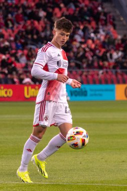 Toronto, ON, Kanada - 20 Nisan 2024: Esmir Bajraktareviç # 47 New England Revolution, Toronto FC (Kanada) ile New England Revolution (ABD) arasında oynanan MLS Normal Sezonu karşılaşması sırasında topla birlikte hareket ediyor
