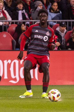 Toronto, ON, Kanada - 20 Nisan 2024: Nickseon Gomis # 15 Toronto FC defans oyuncusu Toronto FC (Kanada) ile New England Revolution (ABD) arasında oynanan MLS Normal Sezonu maçı sırasında topla hareket ediyor