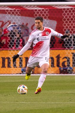 Toronto, ON, Kanada - 20 Nisan 2024: Matt Polster # 8 New England Revolution 'ın orta saha oyuncusu Toronto FC (Kanada) ve New England Revolution (ABD) arasında oynanan MLS Normal Sezonu maçında topa vuruyor