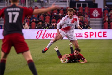 Toronto, ON, Kanada - 20 Nisan 2024: Henry Kessler # 4 New England Revolution defansı Toronto FC (Kanada) ve New England Revolution (ABD) arasında oynanan MLS Normal Sezonu karşılaşmasında rakibin üzerinden atladı.