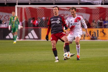 Toronto, ON, Kanada - 20 Nisan 2024: Toronto FC 'nin 10 numaralı forveti Toronto FC (Kanada) ile New England Revolution (ABD) arasında oynanan MLS Normal Sezonu karşılaşmasında topu aldı.