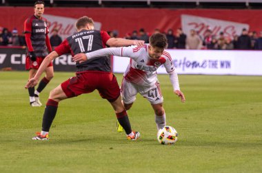 Toronto, ON, Kanada - 20 Nisan 2024: Esmir Bajraktareviç # 47 New England Revolution 'ın önde gelen oyuncusu, Toronto FC (Kanada) ile New England Revolution (ABD) arasında oynanan MLS Normal Sezonu karşılaşmasında top sürüyor