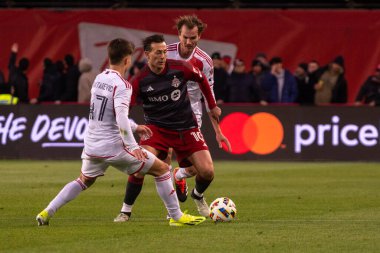 Toronto, ON, Kanada - 20 Nisan 2024: Toronto FC 'nin 10 numaralı forveti Toronto FC (Kanada) ile New England Revolution (ABD) arasında oynanan MLS Normal Sezonu karşılaşmasında rakipleri arasında geçiş yapmaya çalışıyor.