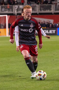 Toronto, ON, Kanada - 20 Nisan 2024: Toronto FC 'nin 8 numaralı orta saha oyuncusu Toronto FC (Kanada) ile New England Revolution (ABD) arasında oynanan MLS Normal Sezonu maçı sırasında topla hareket ediyor