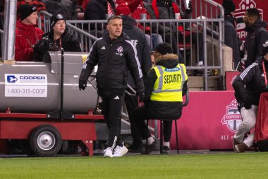 Toronto, ON, Kanada - 20 Nisan 2024: Toronto FC 'nin baş antrenörü John Herdman, Toronto FC (Kanada) ile New England Revolution (ABD) arasında oynanan MLS Normal Sezonu maçında sahaya bakıyor