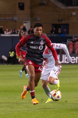 Toronto, ON, Kanada - 20 Nisan 2024: Toronto FC # 47 orta saha oyuncusu Toronto FC (Kanada) ile New England Revolution (ABD) arasında oynanan MLS Normal Sezonu maçı sırasında topla top sürüyor