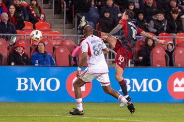 Toronto, ON, Kanada - 20 Nisan 2024: Toronto FC 'nin 10 numaralı forveti Toronto FC (Kanada) ile New England Revolution (ABD) arasında oynanan MLS Normal Sezonu karşılaşmasında topu atıyor.