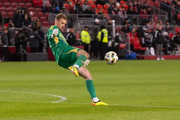 Toronto, ON, Kanada - 20 Nisan 2024: Toronto FC (Kanada) ve New England Revolution (ABD) arasında oynanan MLS Normal Sezonu maçı sırasında New England Revolution 'ın bir numaralı kalecisi Henrich Ravas