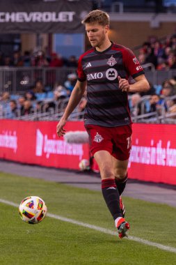 Toronto, ON, Kanada - 20 Nisan 2024: Toronto FC 'nin 17 numaralı defans oyuncusu Toronto FC (Kanada) ile New England Revolution (ABD) arasında oynanan MLS Normal Sezonu maçı sırasında topla hareket ediyor