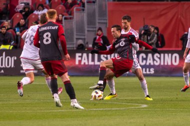 Toronto, ON, Kanada - 20 Nisan 2024: Toronto FC 'nin 10 numaralı forveti Toronto FC' de Toronto FC (Kanada) ile New England Revolution (ABD) arasında oynanan MLS Normal Sezonu maçı sırasında topla ileri doğru top sürüyor