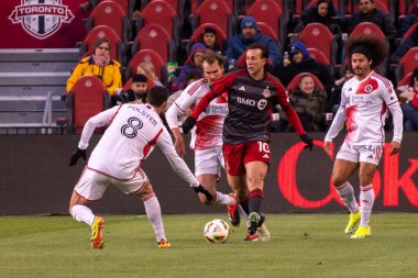 Toronto, ON, Kanada - 20 Nisan 2024: Toronto FC 'nin 10 numaralı forveti Toronto FC' de Toronto FC (Kanada) ile New England Revolution (ABD) arasında oynanan MLS Normal Sezonu maçı sırasında topla ileri doğru top sürüyor