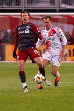 Toronto, ON, Kanada - 20 Nisan 2024: Toronto FC 'nin 10 numaralı forveti Toronto FC (Kanada) ile New England Revolution (ABD) arasında oynanan MLS Normal Sezonu karşılaşmasında topu aldı.