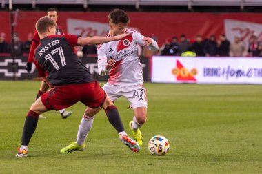 Toronto, ON, Kanada - 20 Nisan 2024: Esmir Bajraktareviç # 47 New England Revolution 'ın önde gelen oyuncusu, Toronto FC (Kanada) ile New England Revolution (ABD) arasında oynanan MLS Normal Sezonu karşılaşmasında top sürüyor