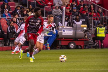 Toronto, ON, Kanada - 20 Nisan 2024: Nickseon Gomis # 15 Toronto FC defans oyuncusu Toronto FC (Kanada) ile New England Revolution (ABD) arasında oynanan MLS Normal Sezonu maçı sırasında topla hareket ediyor