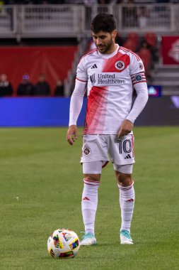Toronto, ON, Kanada - 20 Nisan 2024: Carles Gil # 10 orta saha oyuncusu Toronto FC (Kanada) ve New England Revolution (ABD) arasında oynanan MLS Normal Sezonu maçı sırasında