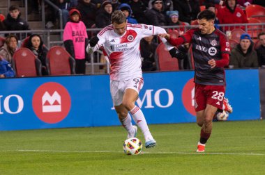 Toronto, ON, Kanada - 20 Nisan 2024: New England Revolution 'ın 9 numaralı forveti Toronto FC (Kanada) ile New England Revolution (ABD) arasında oynanan MLS Normal Sezonu maçında topla birlikte koşuyor.