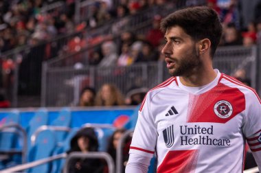 Toronto, ON, Kanada - 20 Nisan 2024: Carles Gil # 10 New England Revolution orta saha oyuncusu Toronto FC (Kanada) ve New England Revolution (ABD) arasında oynanan MLS Normal Sezonu maçında