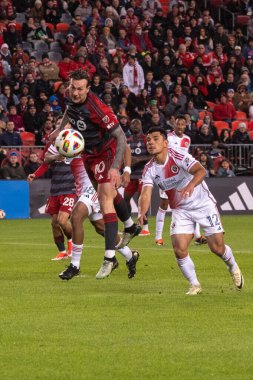 Toronto, ON, Kanada - 20 Nisan 2024: Toronto FC 'nin 10 numaralı forveti Toronto FC (Kanada) ile New England Revolution (ABD) arasında oynanan MLS Normal Sezonu karşılaşmasında topu başından tekmeliyor.