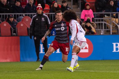 Toronto, ON, Kanada - 20 Nisan 2024: Toronto FC 'nin 10 numaralı forveti, Toronto FC (Kanada) ile New England Revolution (ABD) arasında oynanan MLS Normal Sezonu maçı sırasında topla birlikte hareket ediyor.