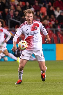 Toronto, ON, Kanada - 20 Nisan 2024: Henry Kessler # 4 New England Revolution defansı Toronto FC (Kanada) ve New England Revolution (ABD) arasında oynanan MLS Normal Sezonu maçı sırasında topla koşar.