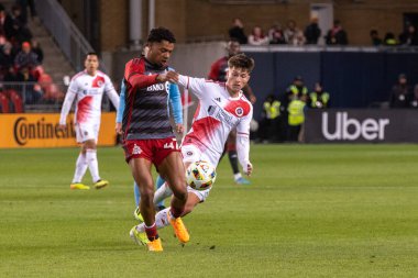 Toronto, ON, Kanada - 20 Nisan 2024: Toronto FC # 47 orta saha oyuncusu Toronto FC (Kanada) ile New England Revolution (ABD) arasında oynanan MLS Normal Sezonu maçı sırasında topla top sürüyor