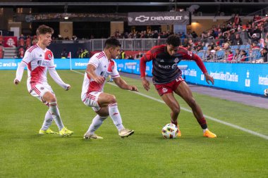 Toronto, ON, Kanada - 20 Nisan 2024: Toronto FC # 47 orta saha oyuncusu Toronto FC (Kanada) ile New England Revolution (ABD) arasında oynanan MLS Normal Sezonu maçı sırasında topla top sürüyor