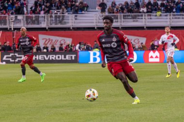 Toronto, ON, Kanada - 20 Nisan 2024: Nickseon Gomis # 15 Toronto FC defans oyuncusu Toronto FC (Kanada) ile New England Revolution (ABD) arasında oynanan MLS Normal Sezonu maçı sırasında topla hareket ediyor