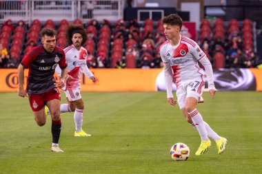 Toronto, ON, Kanada - 20 Nisan 2024: Esmir Bajraktareviç # 47 New England Revolution, Toronto FC (Kanada) ile New England Revolution (ABD) arasında oynanan MLS Normal Sezonu karşılaşması sırasında topla birlikte hareket ediyor