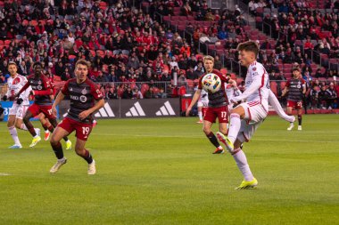 Toronto, ON, Kanada - 20 Nisan 2024: Esmir Bajraktareviç # 47 New England Revolution, Toronto FC (Kanada) ile New England Revolution (ABD) arasında oynanan MLS Normal Sezonu karşılaşması sırasında topla birlikte hareket ediyor