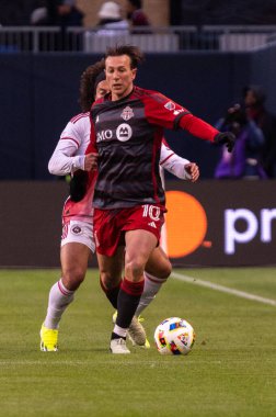 Toronto, ON, Kanada - 20 Nisan 2024: Toronto FC 'nin 10 numaralı forveti Toronto FC' de Toronto FC (Kanada) ile New England Revolution (ABD) arasında oynanan MLS Normal Sezonu maçı sırasında topla ileri doğru top sürüyor
