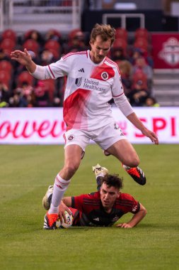 Toronto, ON, Kanada - 20 Nisan 2024: Henry Kessler # 4 New England Revolution defansı Toronto FC (Kanada) ve New England Revolution (ABD) arasında oynanan MLS Normal Sezonu karşılaşmasında rakibin üzerinden atladı.