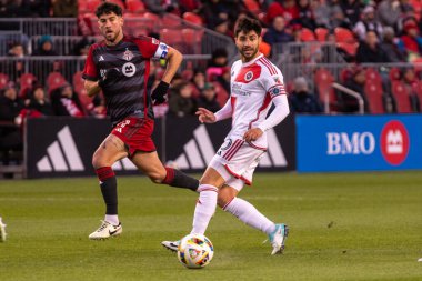 Toronto, ON, Kanada - 20 Nisan 2024: Carles Gil # 10 New England Revolution orta saha oyuncusu Toronto FC (Kanada) ve New England Revolution (ABD) arasında oynanan MLS Normal Sezonu maçı sırasında topa bakıyor