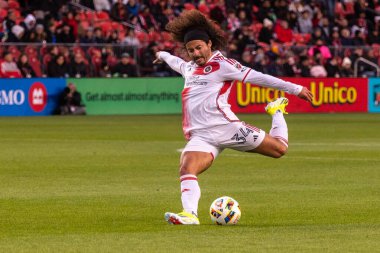 Toronto, ON, Kanada - 20 Nisan 2024: Ryan Spaulding # 34 New England Revolution savunucusu Toronto FC (Kanada) ile New England Revolution (ABD) arasında oynanan MLS Normal Sezonu maçı sırasında topla hareket ediyor