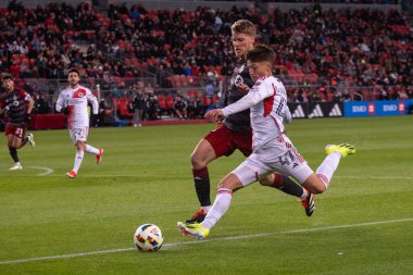 Toronto, ON, Kanada - 20 Nisan 2024: Esmir Bajraktareviç # 47 New England Revolution forveti Toronto FC (Kanada) ile New England Revolution (ABD) arasında oynanan MLS Normal Sezonu karşılaşmasında topa vuruyor