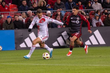 Toronto, ON, Kanada - 20 Nisan 2024: New England Revolution 'ın 9 numaralı forveti Toronto FC (Kanada) ile New England Revolution (ABD) arasında oynanan MLS Normal Sezonu maçında topla birlikte koşuyor.