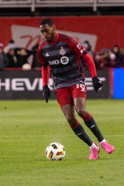 Toronto, ON, Kanada - 20 Nisan 2024: Toronto FC 'nin Tyrese Spicer # 16 forveti Toronto FC (Kanada) ve New England Revolution (ABD) arasında oynanan MLS Normal Sezonu maçı sırasında top ile hareket etmektedir.