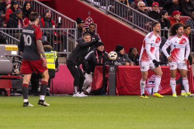 Toronto, ON, Kanada - 20 Nisan 2024: Toronto FC 'nin baş antrenörü John Herdman, Toronto FC (Kanada) ile New England Revolution (ABD) arasında oynanan MLS Normal Sezonu maçında sahaya bakıyor