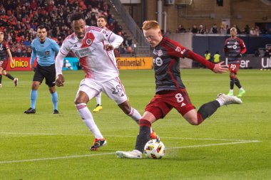 Toronto, ON, Kanada - 20 Nisan 2024: Toronto FC 'nin 8 numaralı orta saha oyuncusu Toronto FC (Kanada) ile New England Revolution (ABD) arasında oynanan MLS Normal Sezonu karşılaşmasında topu atıyor.
