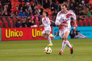 Toronto, ON, Kanada - 20 Nisan 2024: Henry Kessler # 4 New England Revolution defansı Toronto FC (Kanada) ve New England Revolution (ABD) arasında oynanan MLS Normal Sezonu maçı sırasında topla koşar.