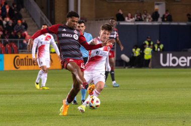 Toronto, ON, Kanada - 20 Nisan 2024: Toronto FC # 47 orta saha oyuncusu Toronto FC (Kanada) ile New England Revolution (ABD) arasında oynanan MLS Normal Sezonu maçı sırasında topla top sürüyor