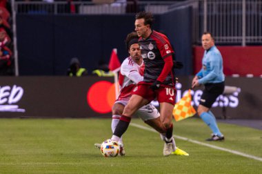 Toronto, ON, Kanada - 20 Nisan 2024: Toronto FC 'nin 10 numaralı forveti Toronto FC' de Toronto FC (Kanada) ile New England Revolution (ABD) arasında oynanan MLS Normal Sezonu maçı sırasında topla ileri doğru top sürüyor