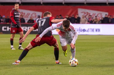 Toronto, ON, Kanada - 20 Nisan 2024: Esmir Bajraktareviç # 47 New England Revolution 'ın önde gelen oyuncusu, Toronto FC (Kanada) ile New England Revolution (ABD) arasında oynanan MLS Normal Sezonu karşılaşmasında top sürüyor