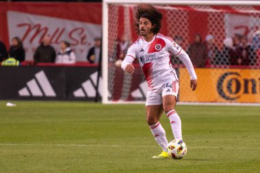 Toronto, ON, Kanada - 20 Nisan 2024: Ryan Spaulding # 34 New England Revolution savunucusu Toronto FC (Kanada) ile New England Revolution (ABD) arasında oynanan MLS Normal Sezonu maçı sırasında topla hareket ediyor