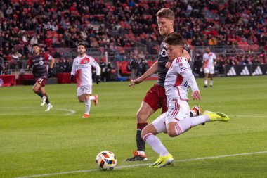 Toronto, ON, Kanada - 20 Nisan 2024: Esmir Bajraktareviç # 47 New England Revolution forveti Toronto FC (Kanada) ile New England Revolution (ABD) arasında oynanan MLS Normal Sezonu karşılaşmasında topa vuruyor