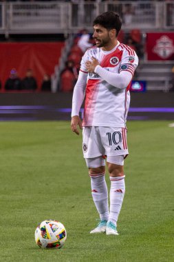 Toronto, ON, Kanada - 20 Nisan 2024: Carles Gil # 10 orta saha oyuncusu Toronto FC (Kanada) ve New England Revolution (ABD) arasında oynanan MLS Normal Sezonu maçı sırasında