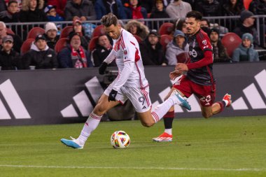 Toronto, ON, Kanada - 20 Nisan 2024: New England Revolution 'ın 9 numaralı forveti Toronto FC (Kanada) ile New England Revolution (ABD) arasında oynanan MLS Normal Sezonu maçında topla birlikte koşuyor.