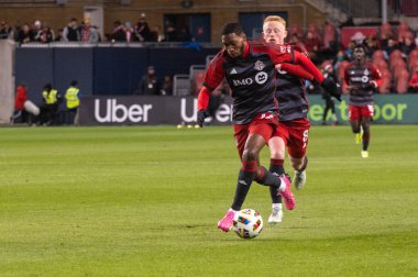 Toronto, ON, Kanada - 20 Nisan 2024: Toronto FC 'nin Tyrese Spicer # 16 forveti Toronto FC (Kanada) ve New England Revolution (ABD) arasında oynanan MLS Normal Sezonu maçı sırasında top ile hareket etmektedir.